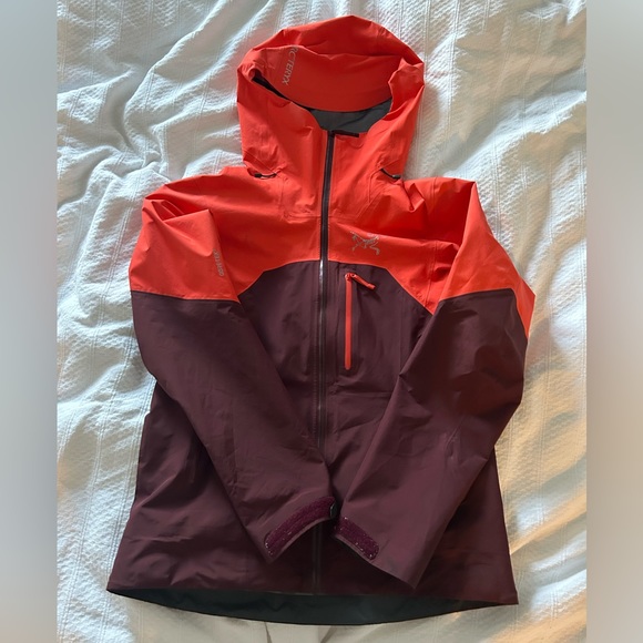 Arcteryx Women’s Medium Shell - Picture 2 of 3